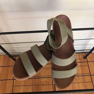 Universal Thread Sandals